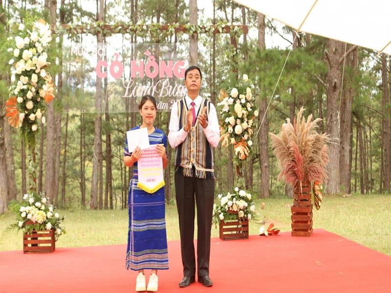 Trao giải Ba trình diễn trang phục truyền thống các dân tộc