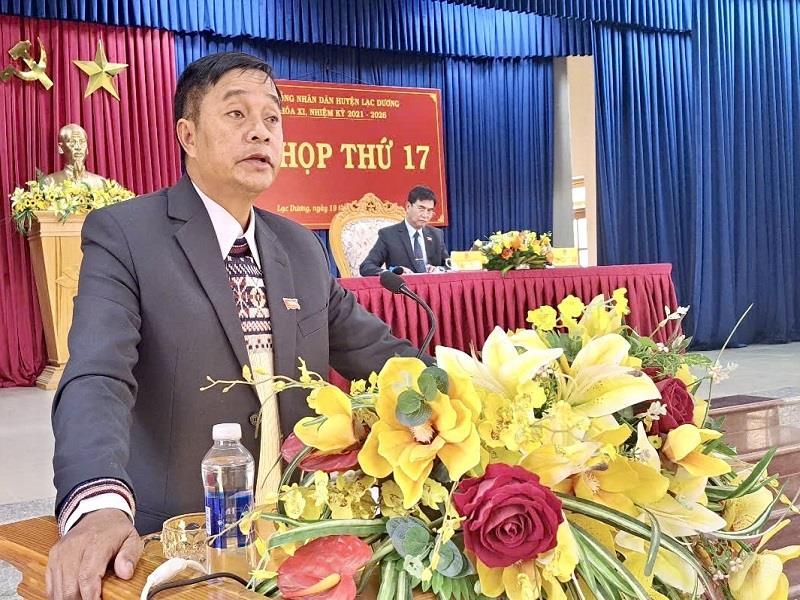 Phó Chủ tịch UBND huyện Cil Poh giải trình và làm rõ một số ý kiến của đại biểu