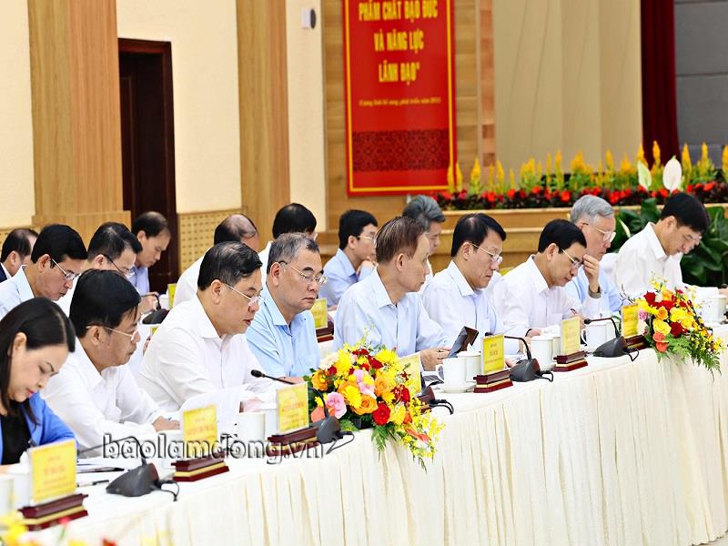 Các đại biểu tham dự buổi làm việc