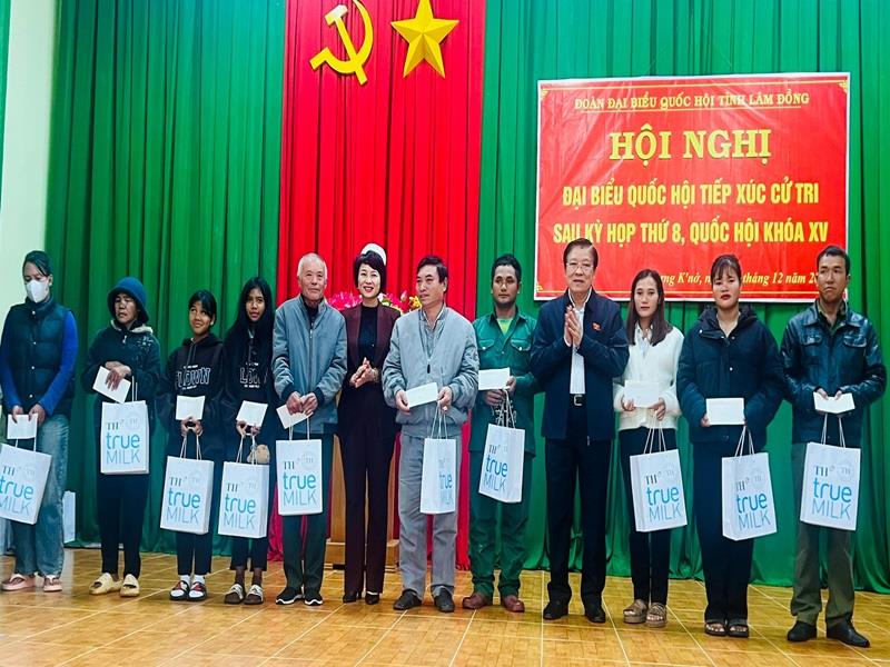 Đồng chí Phan Đình Trạc - Trưởng Ban Nội chính Trung ương và Phó Bí thư Tỉnh uỷ, Chủ tịch HĐND Phạm Thị Phúc tặng quà cho các hộ gia đình chính sách, hộ nghèo, hộ có hoàn cảnh khó khăn