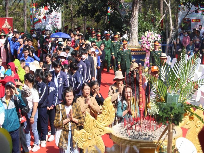 Các tầng lớp Nhân dân dâng hương các vua Hùng
