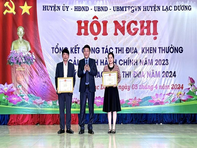 Đồng chí Bùi Thế - Phó Bí thư Huyện ủy, Chủ tịch UBND huyện trao Bằng khen của UBND tỉnh cho các cá nhân