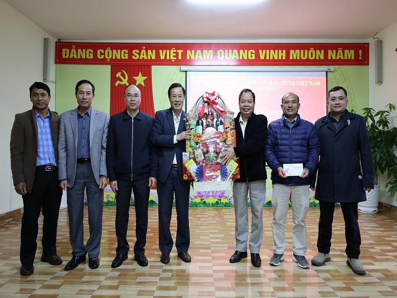 Chủ tịch Ủy ban MTTQ Việt Nam tỉnh trao tặng quà Tết cho Ban Quản lý rừng phòng hộ đầu nguồn Đa Nhim
