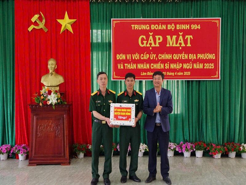 Đồng chí Trần Đức Bắc - Phó Chủ tịch UBND huyện Đam Rông tặng quà của địa phương cho Trung đoàn Bộ binh 994