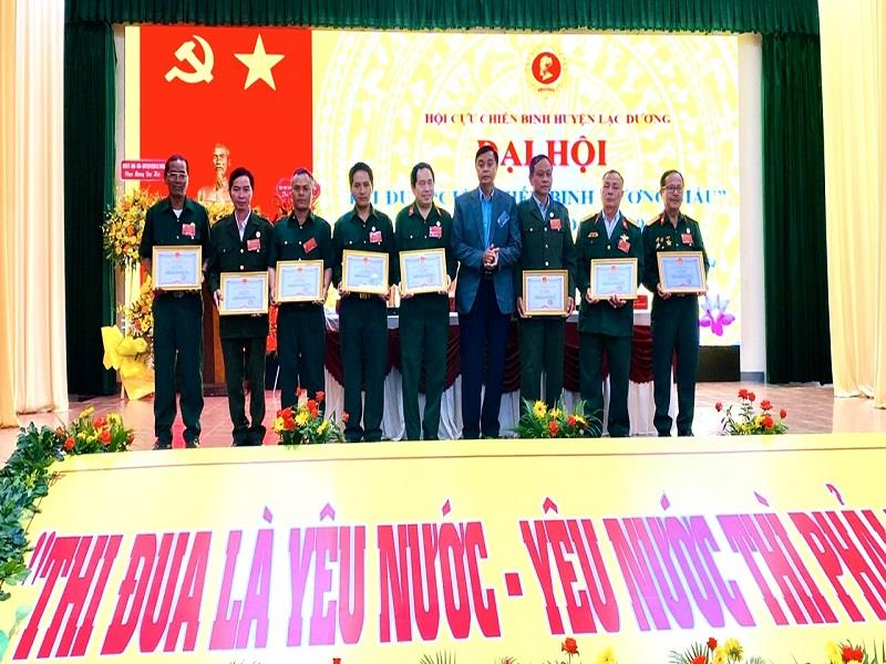 Phó Chủ tịch UBND huyện Lạc Dương trao Giấy khen của UBND huyện cho các cá nhân