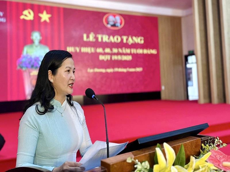 Bí thư Huyện ủy Lạc Dương Trần Thị Chúc Quỳnh phát biểu tại buổi lễ