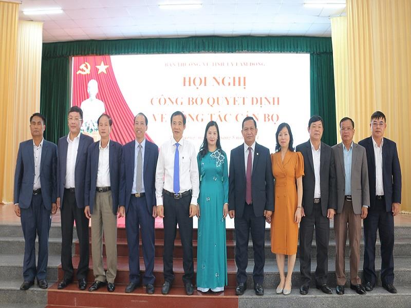 Các đồng chí lãnh đạo tỉnh chụp hình lưu niệm cùng lãnh đạo huyện Lạc Dương