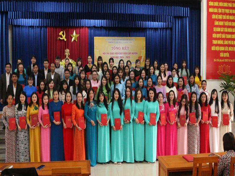 Lãnh đạo Phòng GDĐT huyện tặng quà lưu niệm cho các giáo viên tham gia hội thi