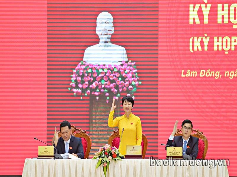 ​​​​​​​Biểu quyết miễn nhiệm Trưởng ban Pháp chế HĐND đối với bà Dương Thị Ngà; miễn nhiệm Phó Chủ tịch HĐND khoá X nhiệm kỳ 2021-2026 đối với ông Nguyễn Khắc Bình