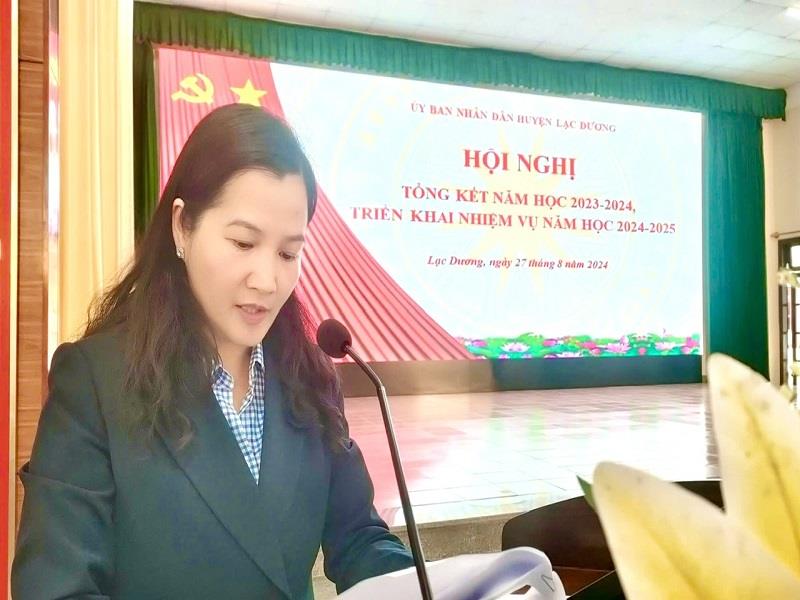 Bí thư Huyện ủy Lạc Dương Trần Thị Chúc Quỳnh phát biểu tại hội nghị