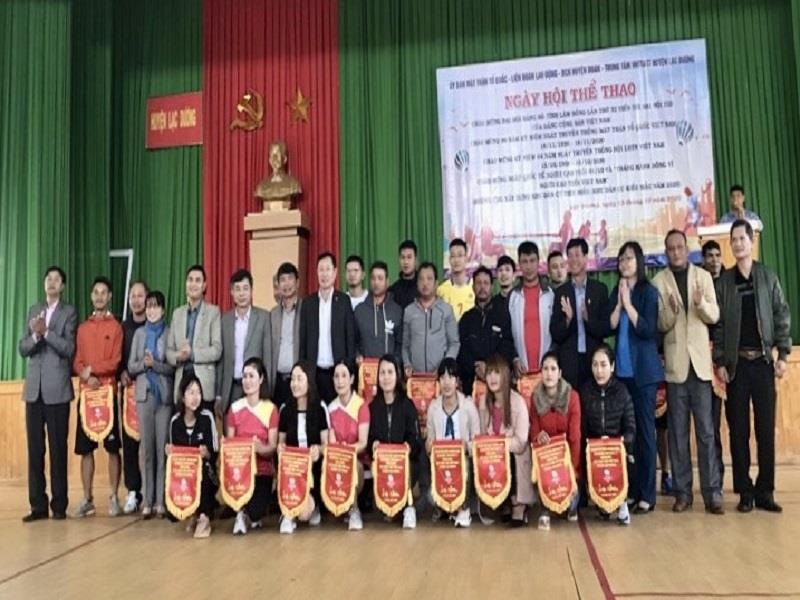 Lãnh đạo huyện Lạc Dương và Ban Tổ chức tặng cờ lưu niệm cho các đội tham gia Ngày hội thể thao