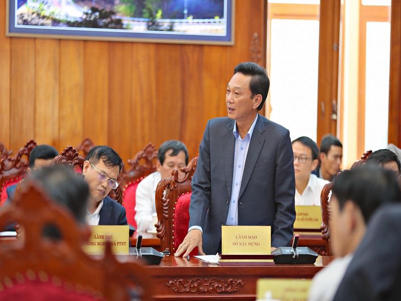 Đồng chí Lê Quang Trung - Giám đốc Sở Xây dựng Lâm Đồng báo cáo vấn đề trật tự xây dựng trên địa bàn, giải pháp tháo gỡ khó khăn trong thời gian tới