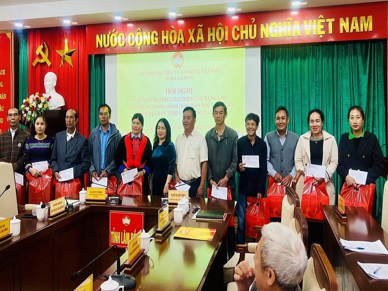Phó Chủ tịch Ủy ban MTTQ Việt Nam tỉnh Lâm Đồng Đỗ Thị Quế Phương trao tặng quà biểu dương, động viên đại biểu đại diện các tầng lớp nhân dân trong vùng dân tộc thiểu số đã có đóng góp tích cực thời gian qua