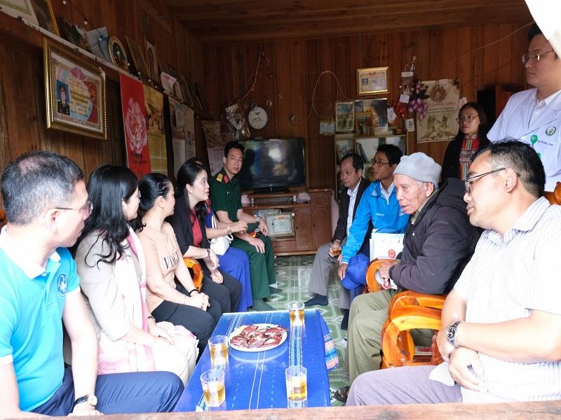 Đoàn công tác đến thăm hỏi và tặng quà gia đình ông Kơ Să Ha Siêng