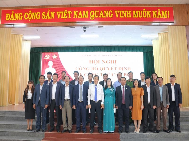 Các đồng chí lãnh đạo tỉnh chụp hình lưu niệm với Ban Thường vụ Huyện ủy Lạc Dương