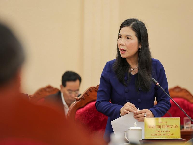 Đồng chí Phạm Thị Tường Vân - Giám đốc Sở Nội vụ báo cáo về công tác tinh giản, và các chính sách hỗ trợ cán bộ, công chức, viên chức sau tinh giản