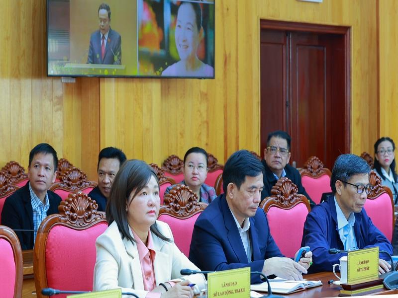 Lãnh đạo các sở, ban, ngành của tỉnh Lâm Đồng dự hội nghị tại điểm cầu tỉnh Lâm Đồng