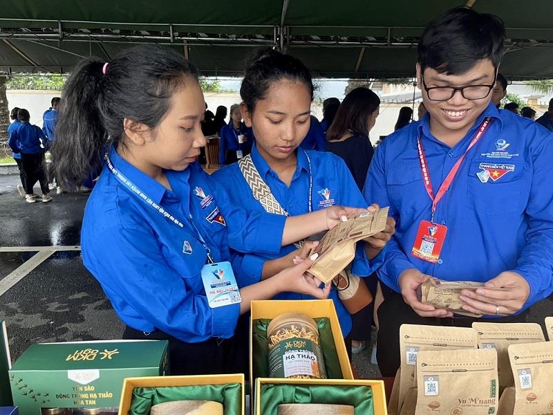 Tham quan gian hàng trưng bày các sản phẩm của thanh niên huyện Lạc Dương