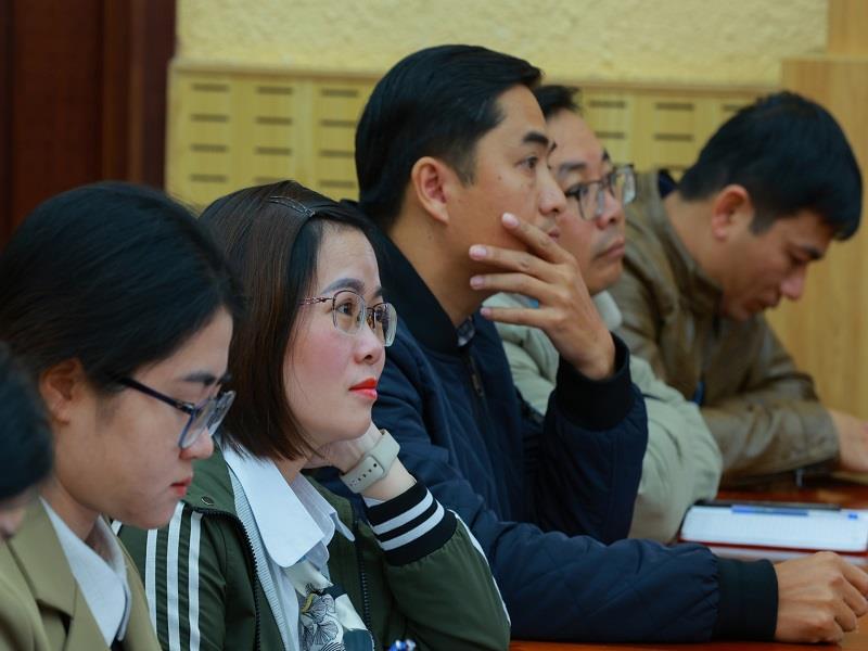 Các cán bộ, đảng viên của Tỉnh uỷ chăm chú lắng nghe Tổng Bí thư quán triệt các nhiệm vụ, quan điểm thực hiện các nhiệm vụ phát triển khoa học, công nghệ, đổi mới sáng tạo và chuyển đổi số quốc gia