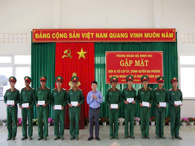 Đồng chí Trần Hùng Dũng - Phó Chủ tịch UBND huyện Đơn Dương tặng quà cho chiến sĩ mới của huyện