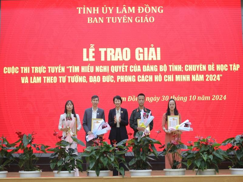 Đồng chí Phạm Thị Phúc - Phó Bí thư Tỉnh ủy, Chủ tịch HĐND tỉnh trao Giấy chứng nhận cho các cá nhân đạt giải nhất Cuộc thi trực tuyến Tìm hiểu nghị quyết của Đảng bộ tỉnh; chuyên đề học tập và làm theo tư tưởng, đạo đức, phong cách Hồ Chí Minh năm 2024