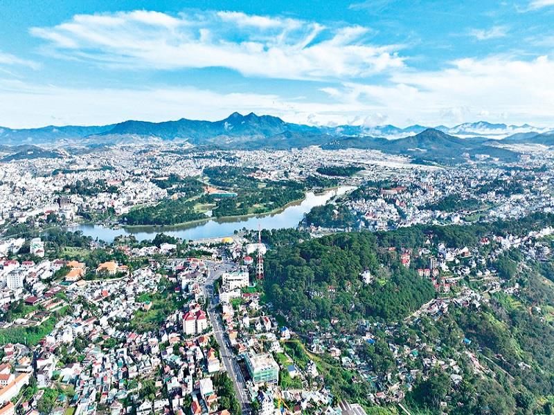 Đà Lạt là trung tâm hành chính - chính trị của tỉnh Lâm Đồng mới sau khi sáp nhập 3 tỉnh Lâm Đồng,  Đắk Nông và Bình Thuận
