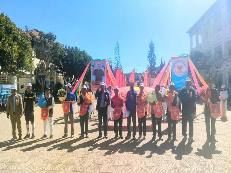 Các đồng chí lãnh đạo huyện và xã trao hoa và cờ lưu niệm cho các đoàn tham gia