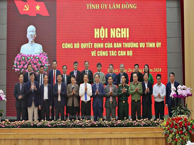 Lãnh đạo Tỉnh ủy, HĐND, UBND, Uỷ ban Mặt trận Tổ quốc Việt Nam tỉnh chụp hình lưu niệm với các cán bộ được Ban Thường vụ Tỉnh uỷ điều động, luân chuyển
