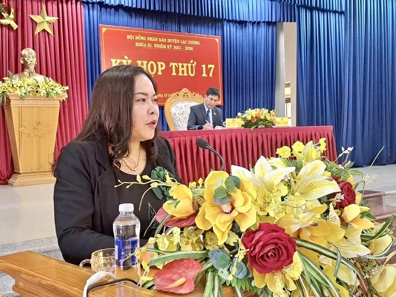 Lãnh đạo các phòng chuyên môn thuộc UBND huyện trả lời chất vấn