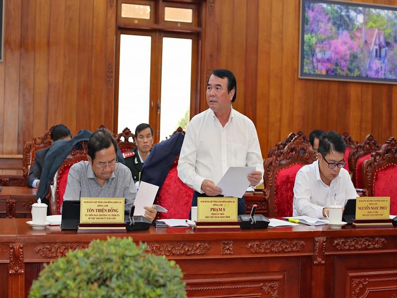 Đồng chí Phạm S - Phó Chủ tịch UBND tỉnh Lâm Đồng báo cáo tình hình kinh tế - xã hội từ đầu năm 2024 tới nay