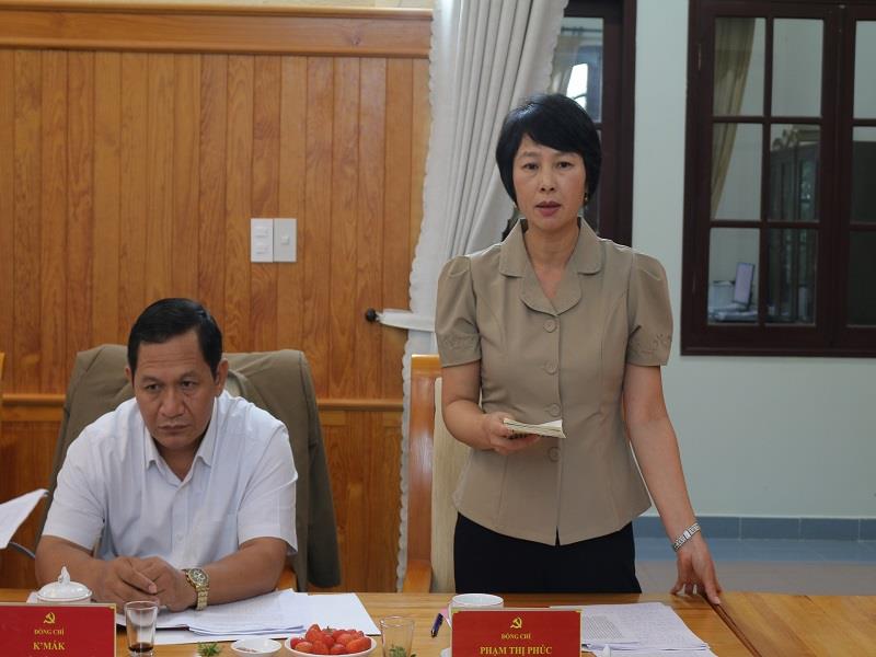 Trưởng Ban Dân vận Tỉnh ủy Phạm Thị Phúc trao đổi tại buổi làm việc
