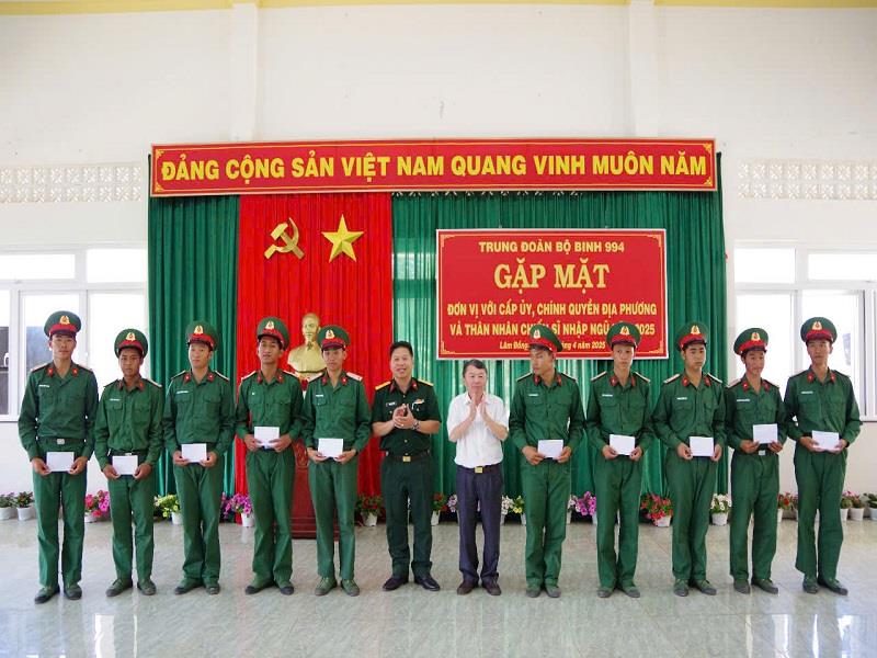 Đại diện lãnh đạo huyện Đức Trọng tặng quà cho chiến sĩ mới của huyện