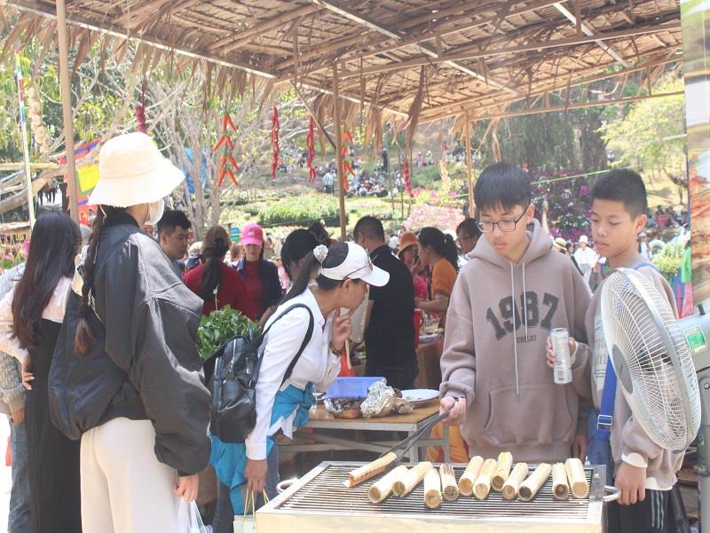 Không gian ẩm thực với các món ăn truyền thống