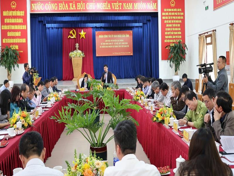 Quang cảnh buổi làm việc