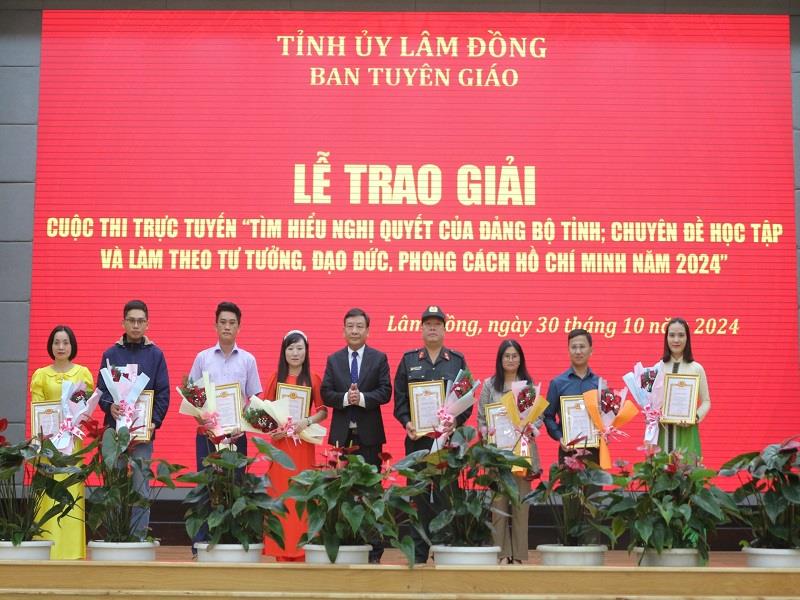 Đồng chí Bùi Thắng - Ủy viên Ban Thường vụ, Trưởng Ban Tuyên giáo Tỉnh ủy trao Giấy chứng nhận cho các cá nhân đạt giải nhì Cuộc thi trực tuyến