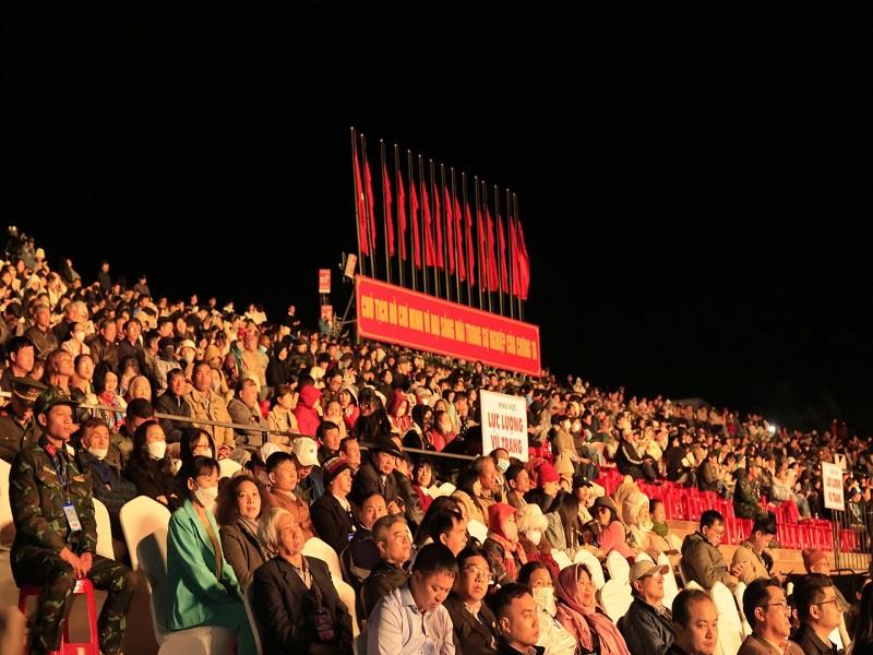Đông đảo người dân và du khách tham dự Lễ kỷ niệm