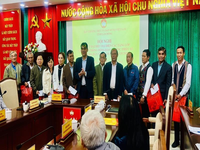 Phó Chủ tịch Ủy ban MTTQ Việt Nam tỉnh Lâm Đồng Bon Yô Soan trao tặng quà biểu dương, động viên đại biểu đại diện các tầng lớp nhân dân trong vùng dân tộc thiểu số đã có đóng góp tích cực thời gian qua