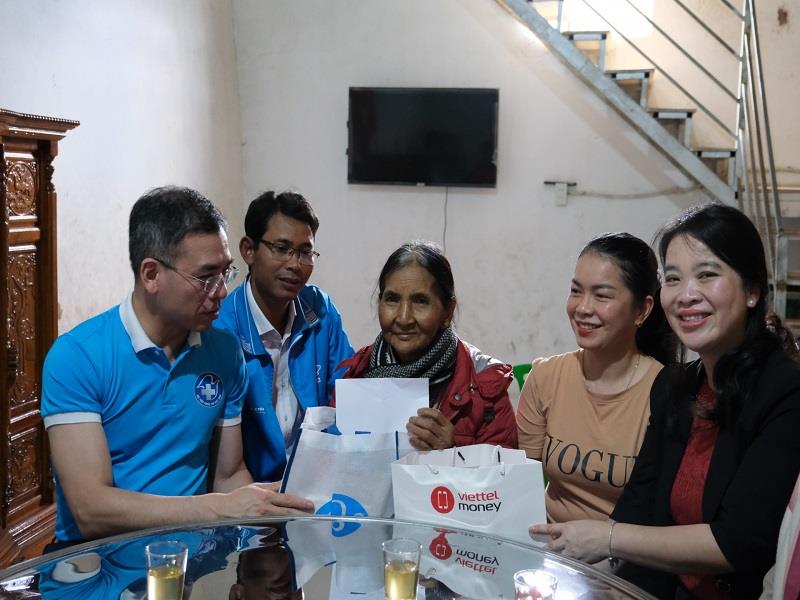 Đoàn công tác đến thăm hỏi và tặng quà gia đình bà Kơ Đơng K Phương