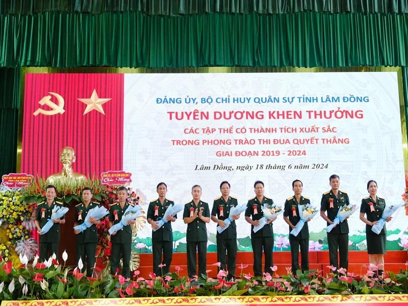 Đại tá Nguyễn Văn Sơn - Chính ủy Bộ CHQS tỉnh tặng hoa chúc mừng các tập thể, cá nhân được đề nghị Quân khu khen thưởng