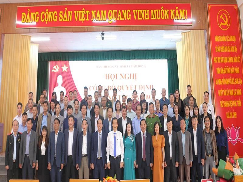 Quyền Bí thư Tỉnh ủy Lâm Đồng Nguyễn Thái Học chụp hình lưu niệm cùng các đại biểu dự hội nghị