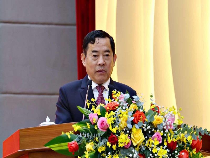 Đồng chí Nguyễn Văn Phương - Trưởng ban Pháp chế HĐND tỉnh trình bày báo cáo thẩm tra của Ban Pháp chế