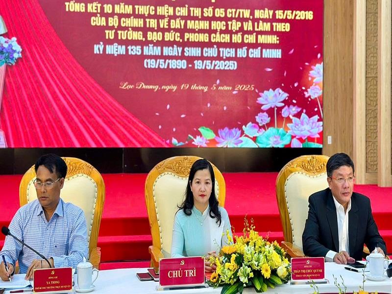 Chủ trì hội nghị