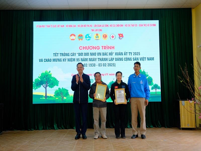 Đại diện Ban Tổ chức trao thư cảm ơn cho các nhà tài trợ