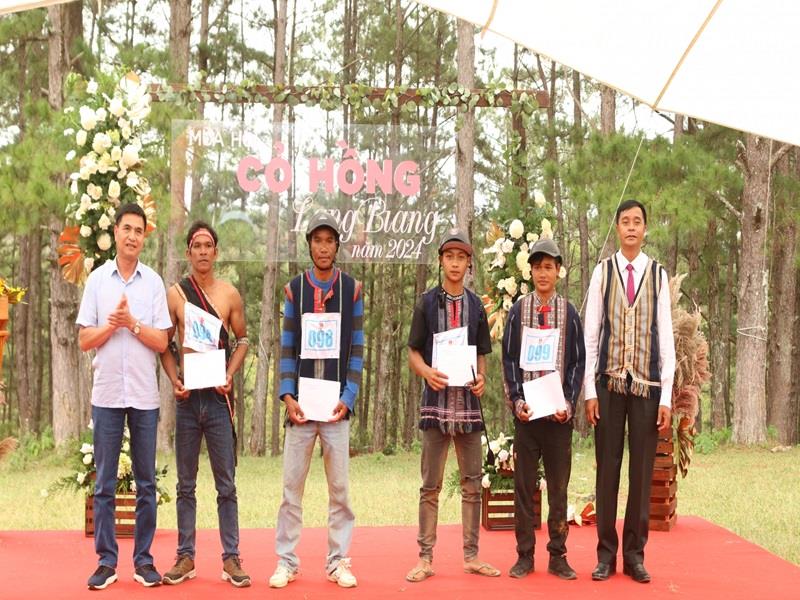 Trao giải đua ngựa không yên