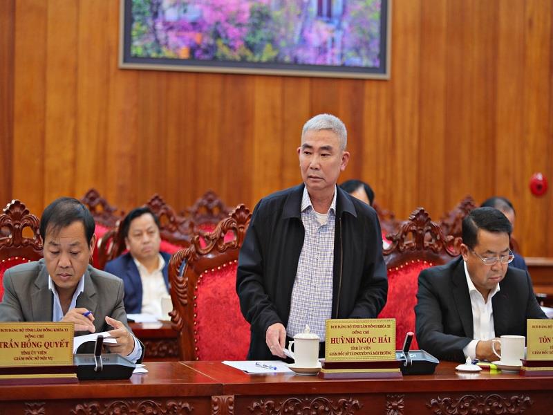Đồng chí Huỳnh Ngọc Hải - Giám đốc Sở Tài nguyên và Môi trường báo cáo các vướng mắc liên quan tới các dự án triển khai trong lĩnh vực môi trường