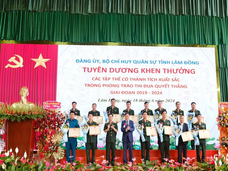 Tặng Bằng khen của UBND tỉnh cho các tập thể có thành tích trong phong trào TĐQT