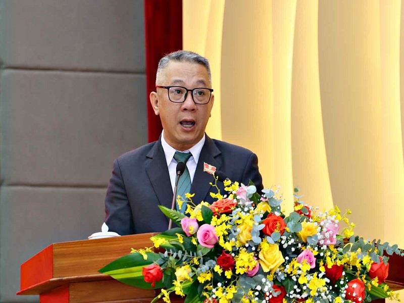 Đồng chí Nguyễn Lâm Vũ - Trưởng ban Kinh tế - Ngân sách trình bày báo cáo thẩm tra của Ban Kinh tế - Ngân sách