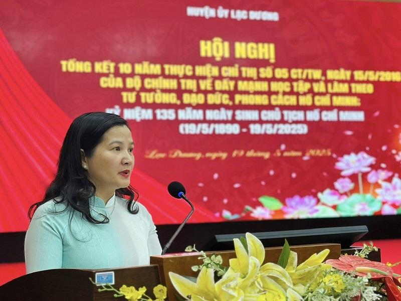 Bí thư Huyện ủy Lạc Dương Trần Thị Chúc Quỳnh phát biểu khai mạc hội nghị