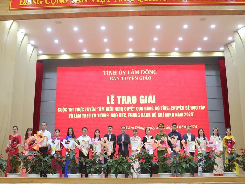 Đồng chí Vũ Quang Lâm - Phó Trưởng Ban Tổ chức Tỉnh ủy trao Giấy chứng nhận cho các cá nhân đạt giải ba Cuộc thi trực tuyến