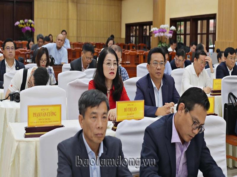 Các đại biểu tham dự Lễ tiếp nhận ủng hộ Chương trình Xoá nhà tạm, nhà dột nát